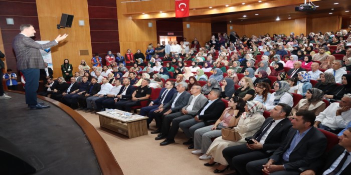 Kahta’da bağımlılıkla mücadele konulu konferans düzenlendi